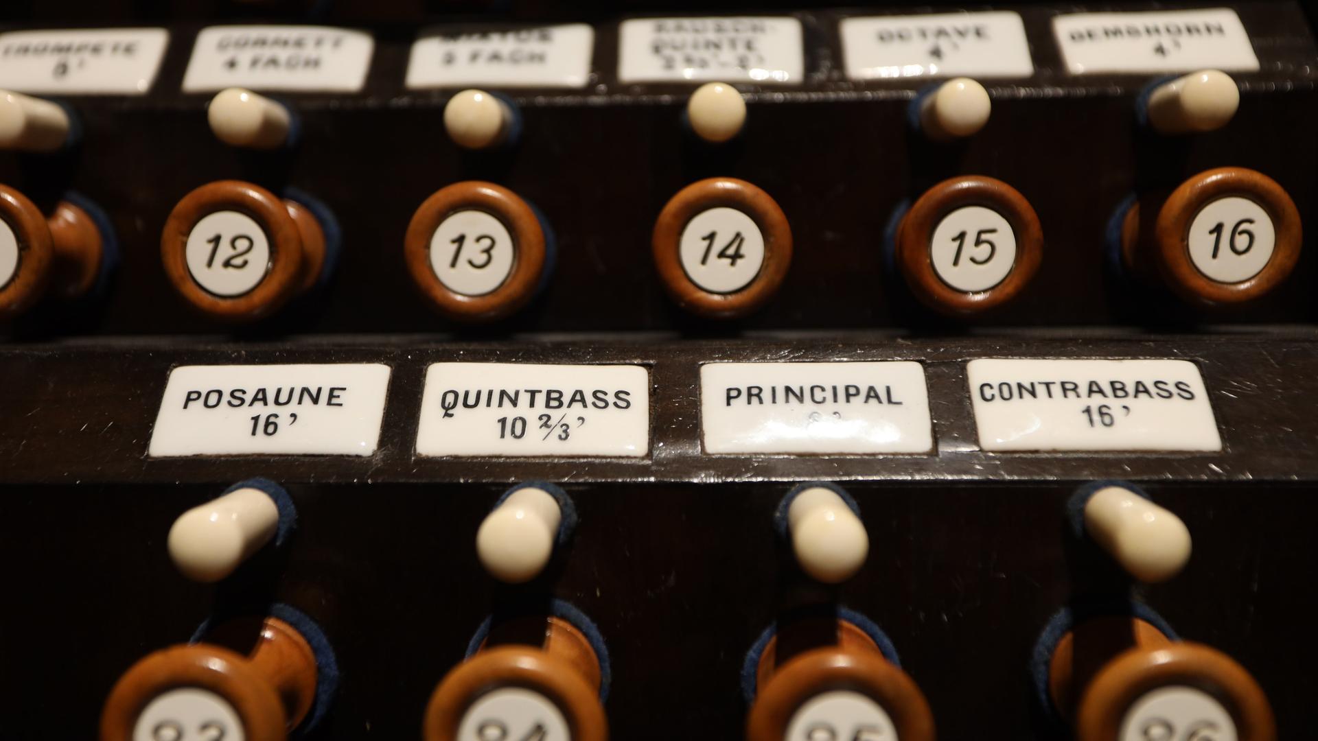 Mehrere altertümlich wirkende Register der Sauer Orgel im Konzerthaus Liebfrauen.