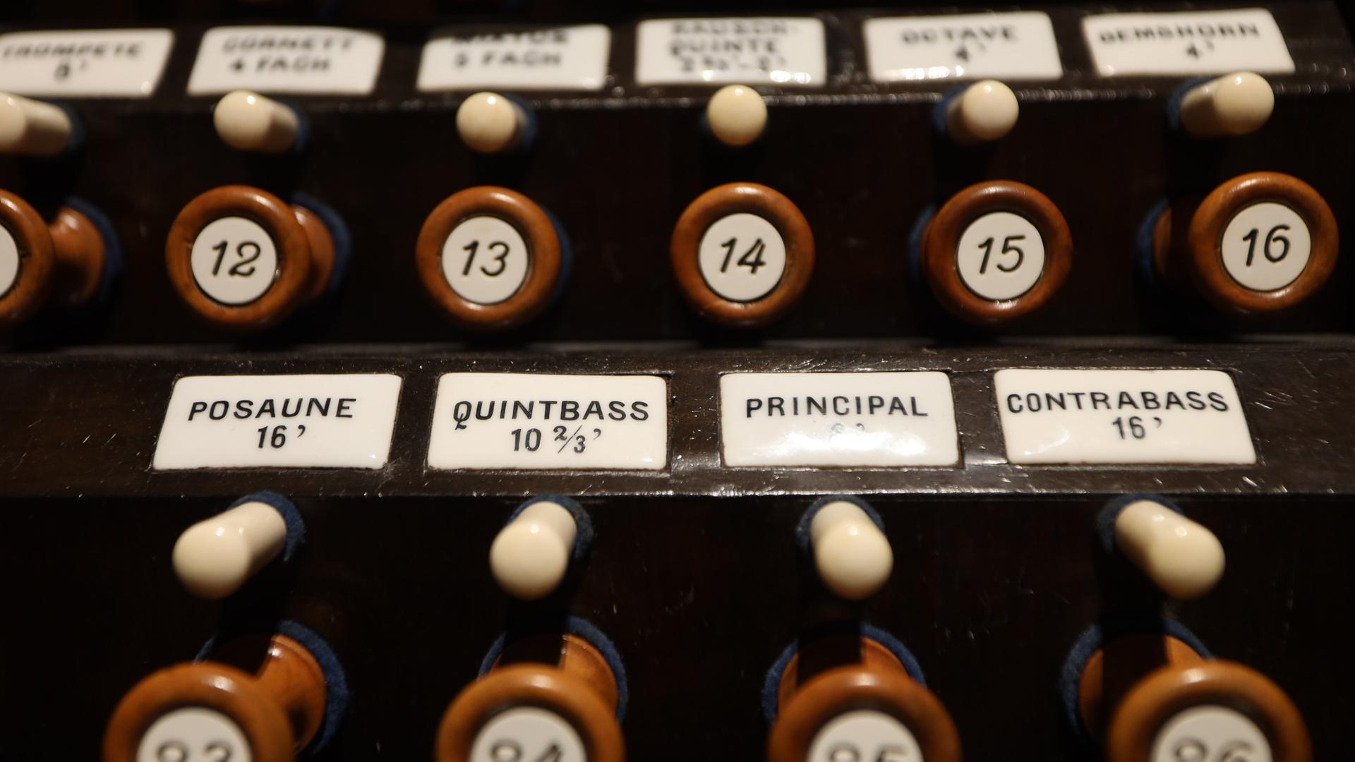 Mehrere altertümlich wirkende Register der Sauer Orgel im Konzerthaus Liebfrauen. Mehrere altertümlich wirkende Register der Sauer Orgel im Konzerthaus Liebfrauen.