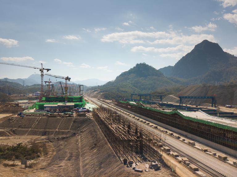Fortschritt frisst sich in Landschaft: Riesige Infrastrukturprojekte wie die Bahnverbindung China-Laos - hier an der Luang Prabang Station nahe der Hauptstadt Vientiane - haben den Laoten selbst keinen Wohlstand gebracht. Die Ziele für den Bau von Anfang 2020 sind planmässig erreicht worden.