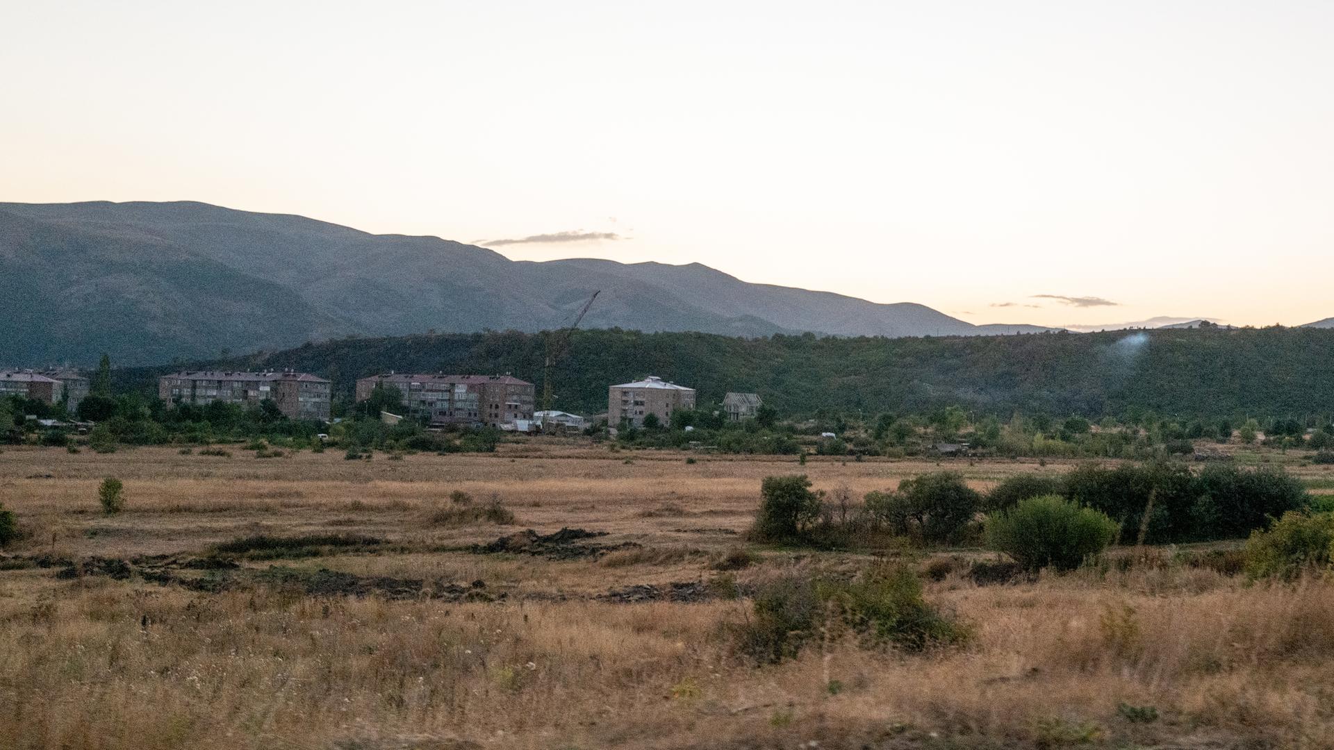 Blick auf die armenische Stadt Dschermuk in der Dämmerung. Blick auf die armenische Stadt Dschermuk in der Dämmerung.
