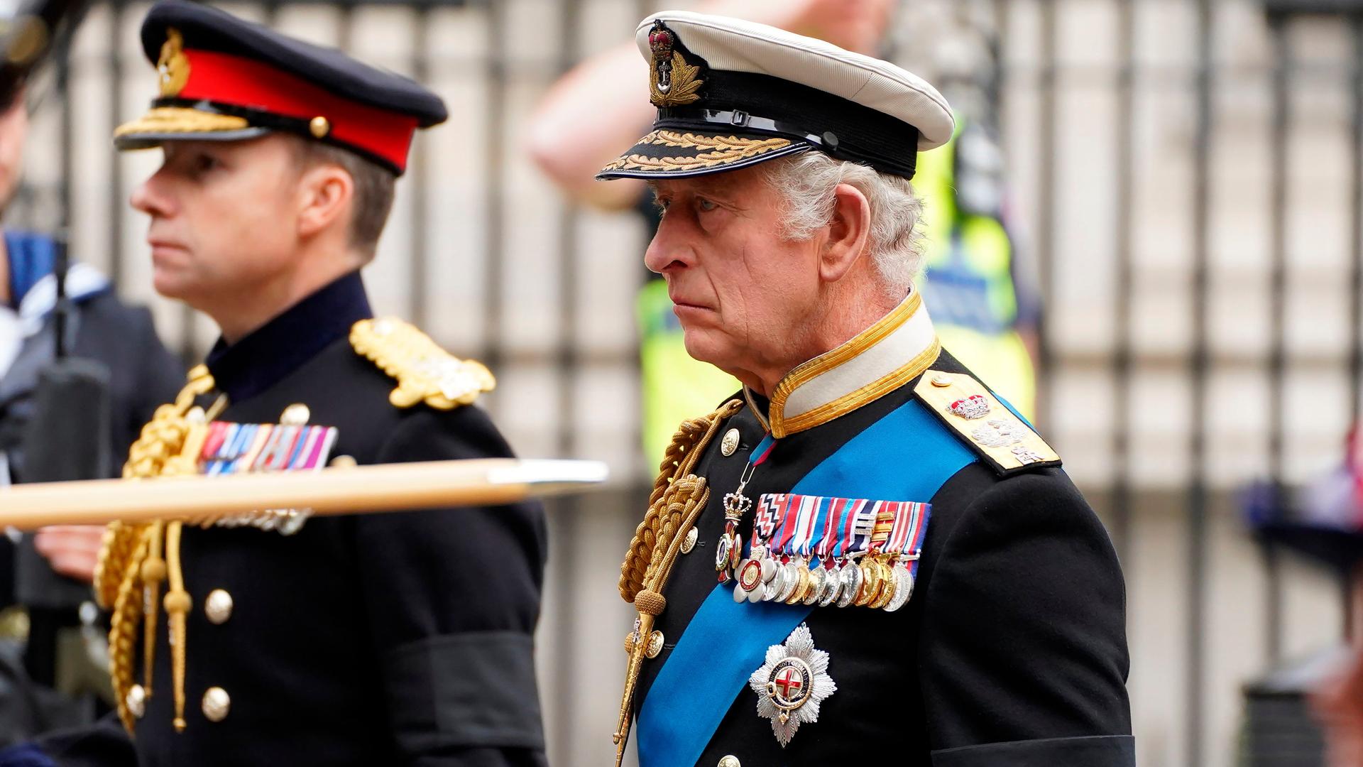 König Charles der 3. ist in Uniform in der Kirche Westminster Abbey.