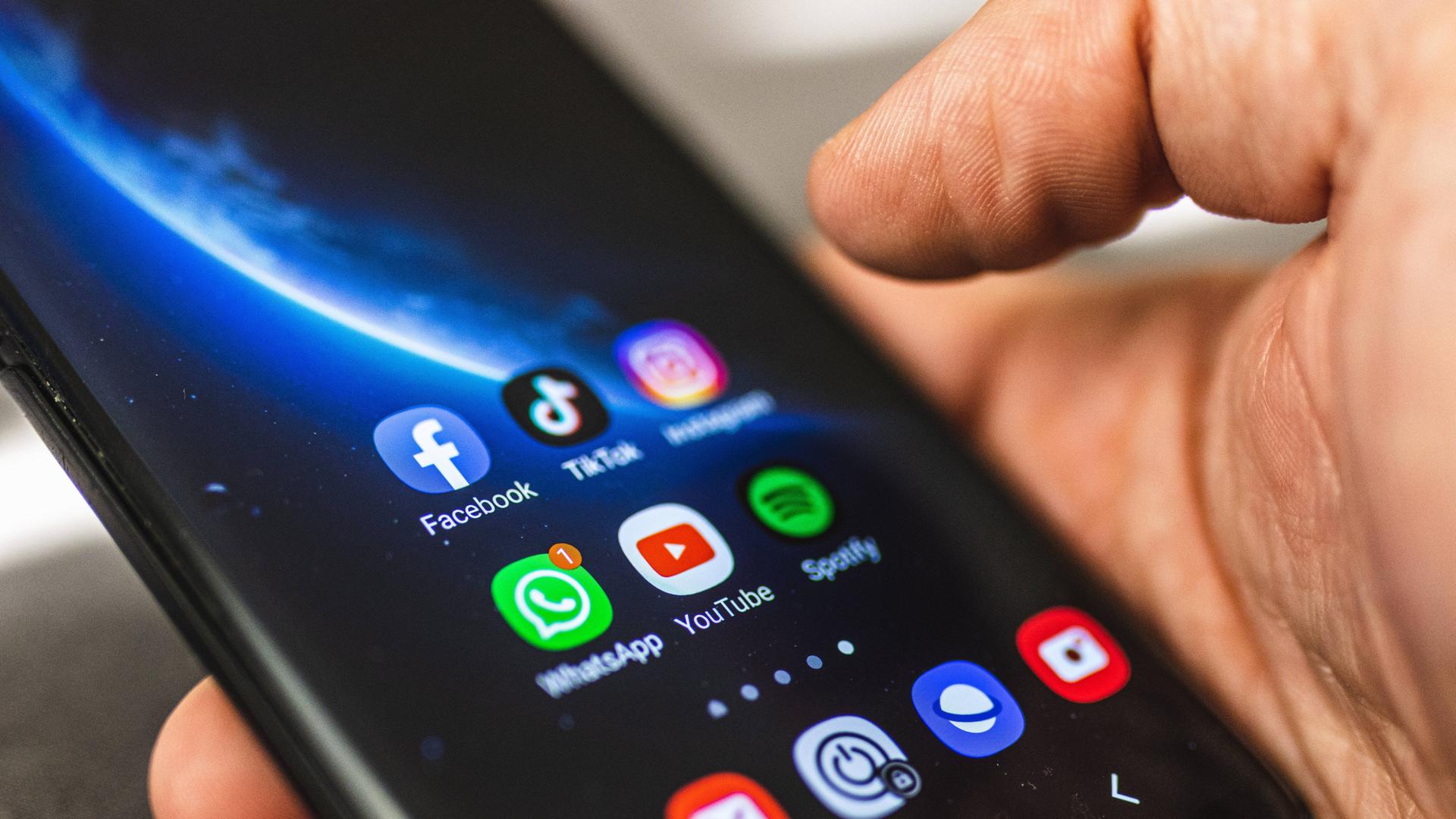 Ein Smartphone mit Apps wie TikTok, Facebook oder Instagram (CTK Photo / Martin Macak Gregor) Ein Smartphone mit Apps wie TikTok, Facebook oder Instagram (CTK Photo / Martin Macak Gregor)