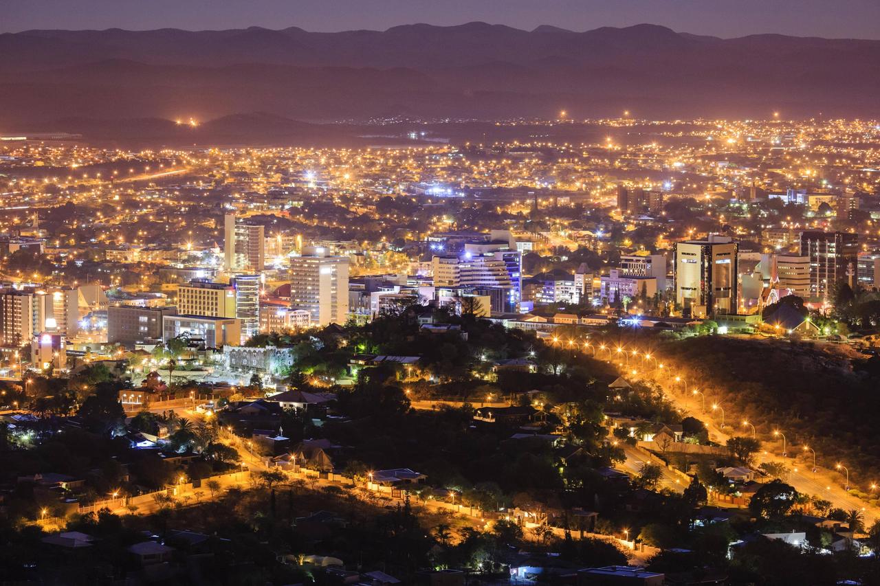 Die Innenstadt von Windhoek bei Nacht