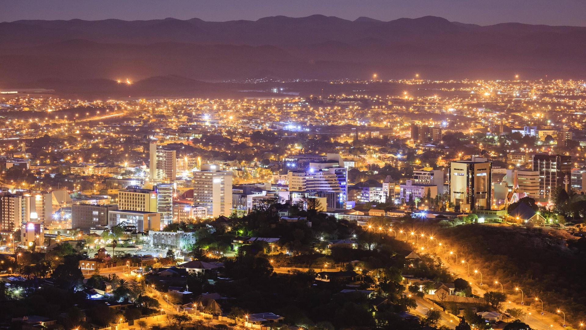 Die Innenstadt von Windhoek bei Nacht
