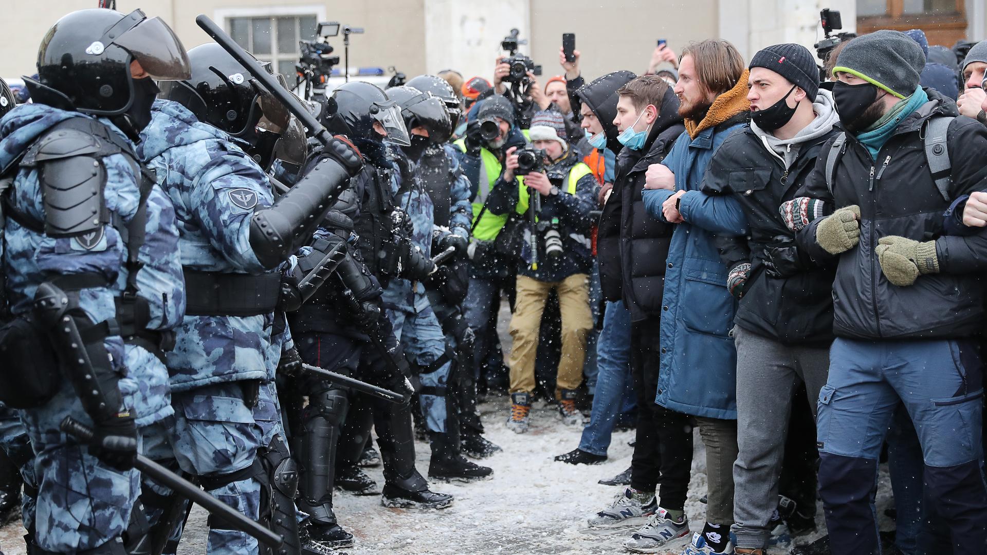 Es gibt zwar Protest in Russland - wie hier gegen die Inhaftierung des Oppositionellen Alexei Navalny - doch es sind keine Massenproteste. Moskau reagiert meist mit Militär, Polizei und Drohgebärden gegen Demonstranten. Es gibt zwar Protest in Russland - wie hier gegen die Inhaftierung des Oppositionellen Alexei Navalny - doch es sind keine Massenproteste. Moskau reagiert meist mit Militär, Polizei und Drohgebärden gegen Demonstranten.