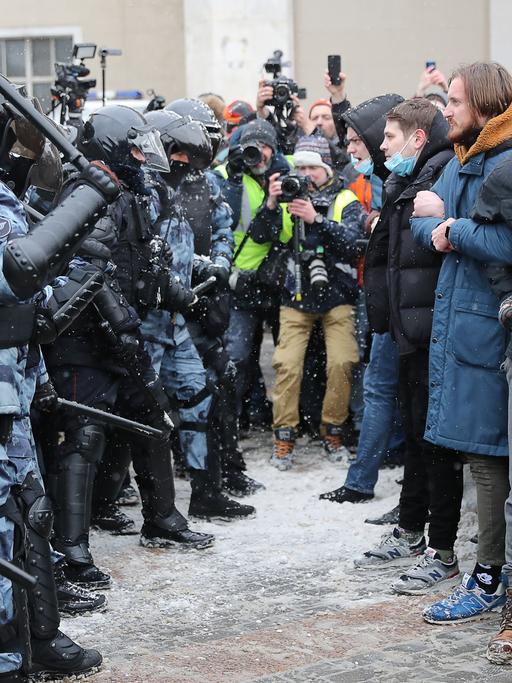 Es gibt zwar Protest in Russland - wie hier gegen die Inhaftierung des Oppositionellen Alexei Navalny - doch es sind keine Massenproteste. Moskau reagiert meist mit Militär, Polizei und Drohgebärden gegen Demonstranten.