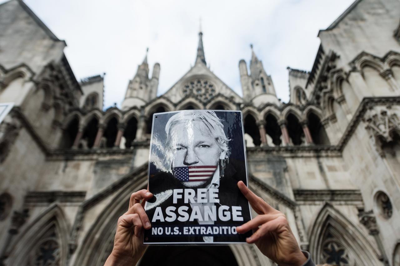Unterstützer des Wikileaks-Gründers Julian Assange protestieren vor dem Royal Courts of Justice in London. Unterstützer des Wikileaks-Gründers Julian Assange protestieren vor dem Royal Courts of Justice in London.