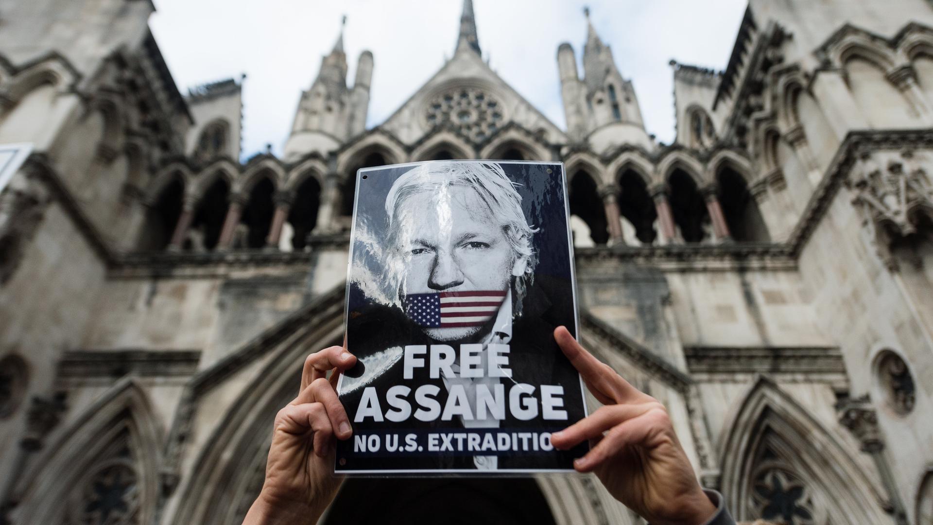 Unterstützer des Wikileaks-Gründers Julian Assange protestieren vor dem Royal Courts of Justice in London.