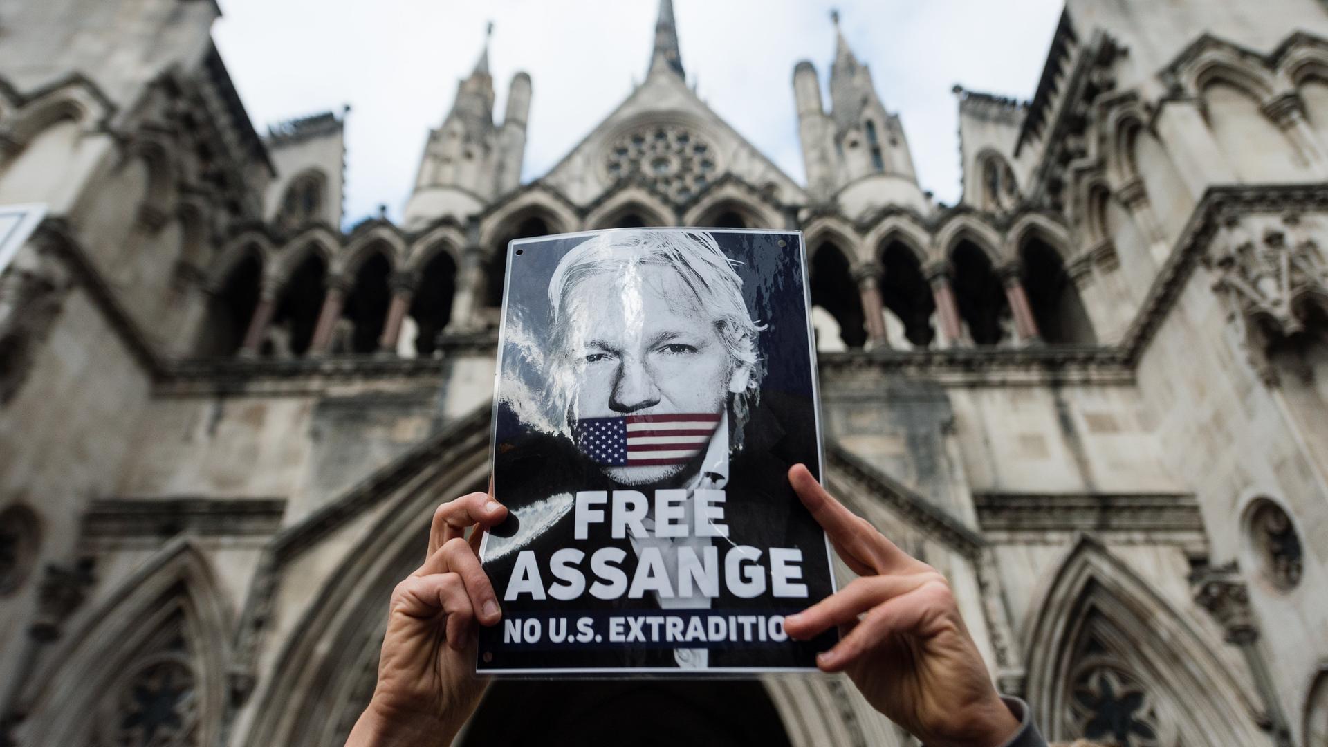 Unterstützer des Wikileaks-Gründers Julian Assange protestieren vor dem Royal Courts of Justice in London. Unterstützer des Wikileaks-Gründers Julian Assange protestieren vor dem Royal Courts of Justice in London.