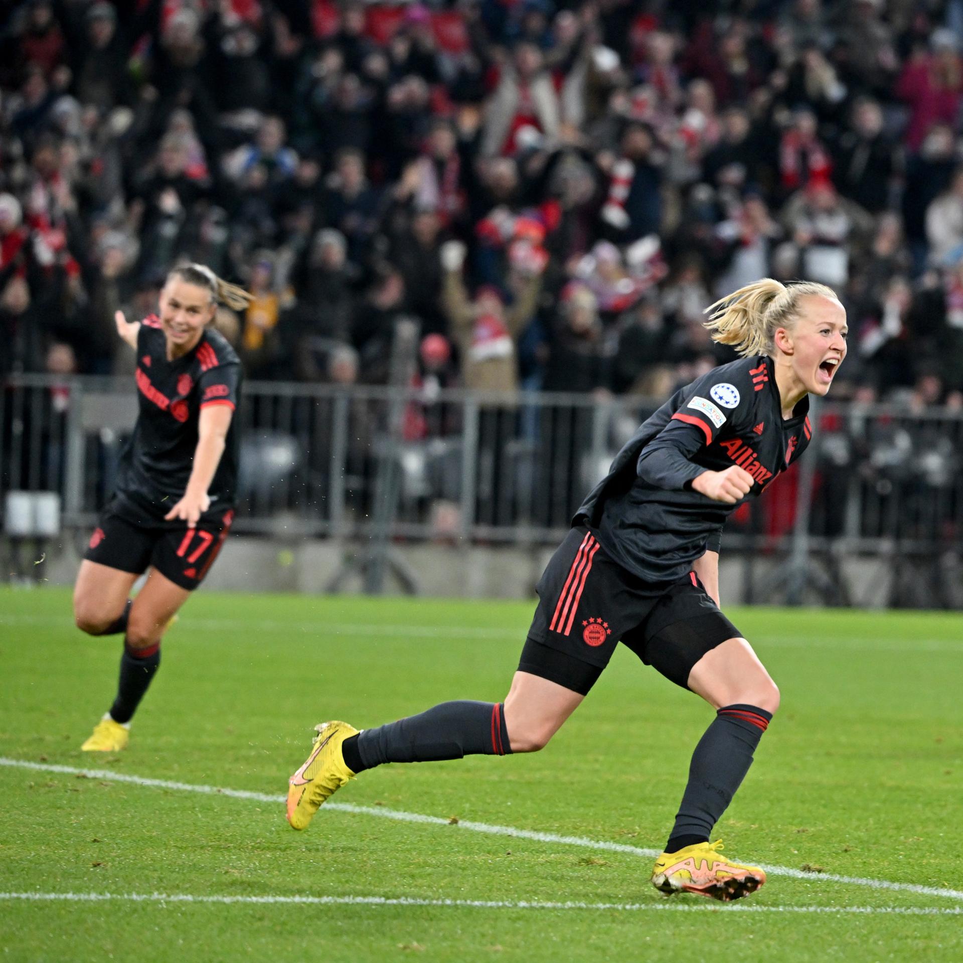 In der Fußball-Champions-League der Frauen jubelt Lea Schüller vom FC Bayern München nach einem Treffer gegen den FC Barcelona. 