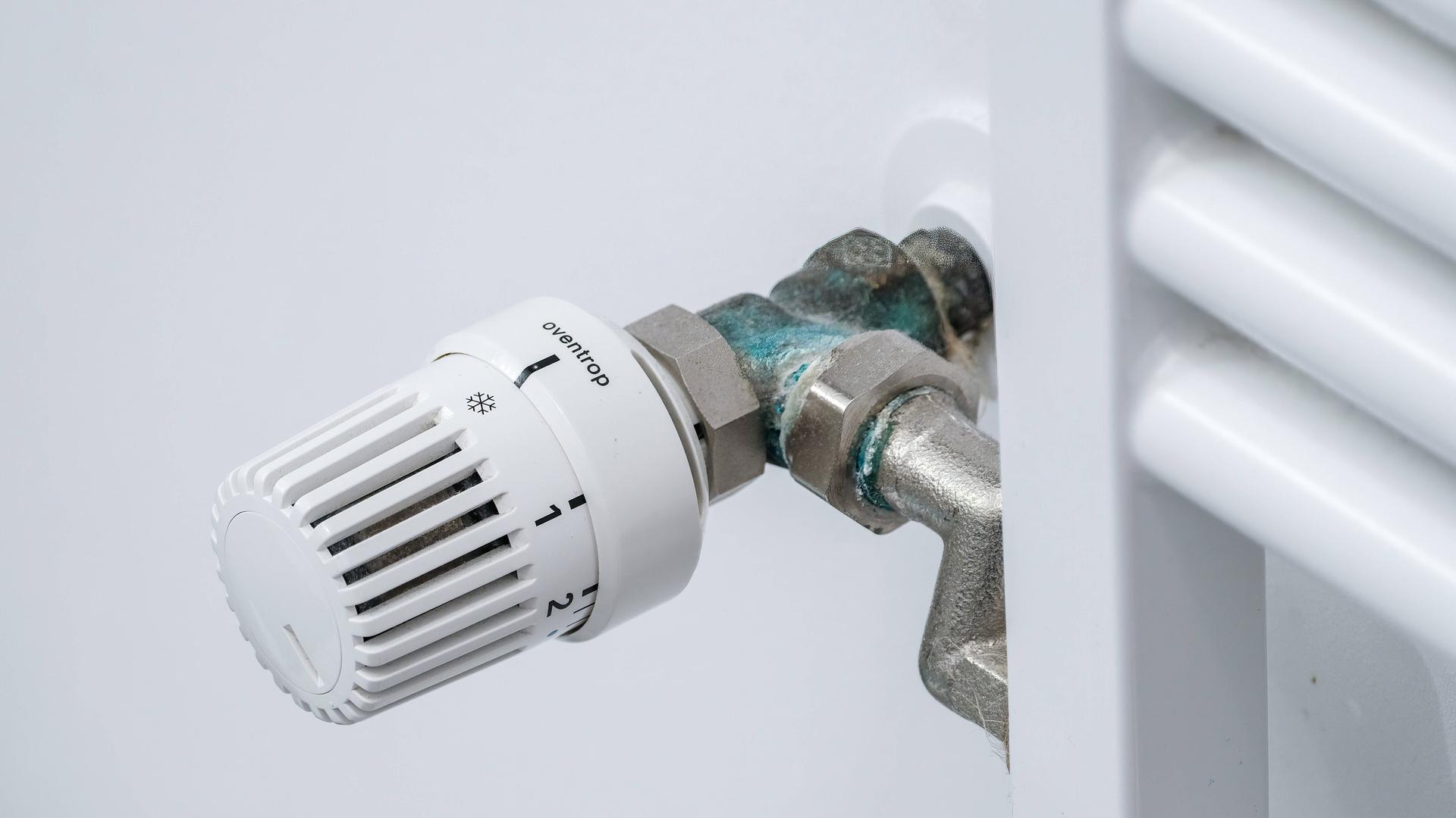Heizungsthermostat an einem Heizkörper Heizungsthermostat an einem Heizkörper