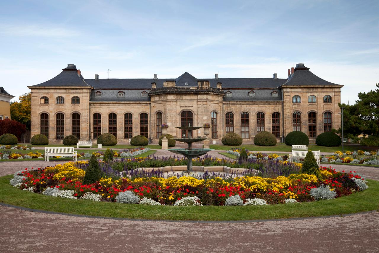Die Heinrich-Heine-Bibliothek im Schlosspark von Gotha. Die Heinrich-Heine-Bibliothek im Schlosspark von Gotha.