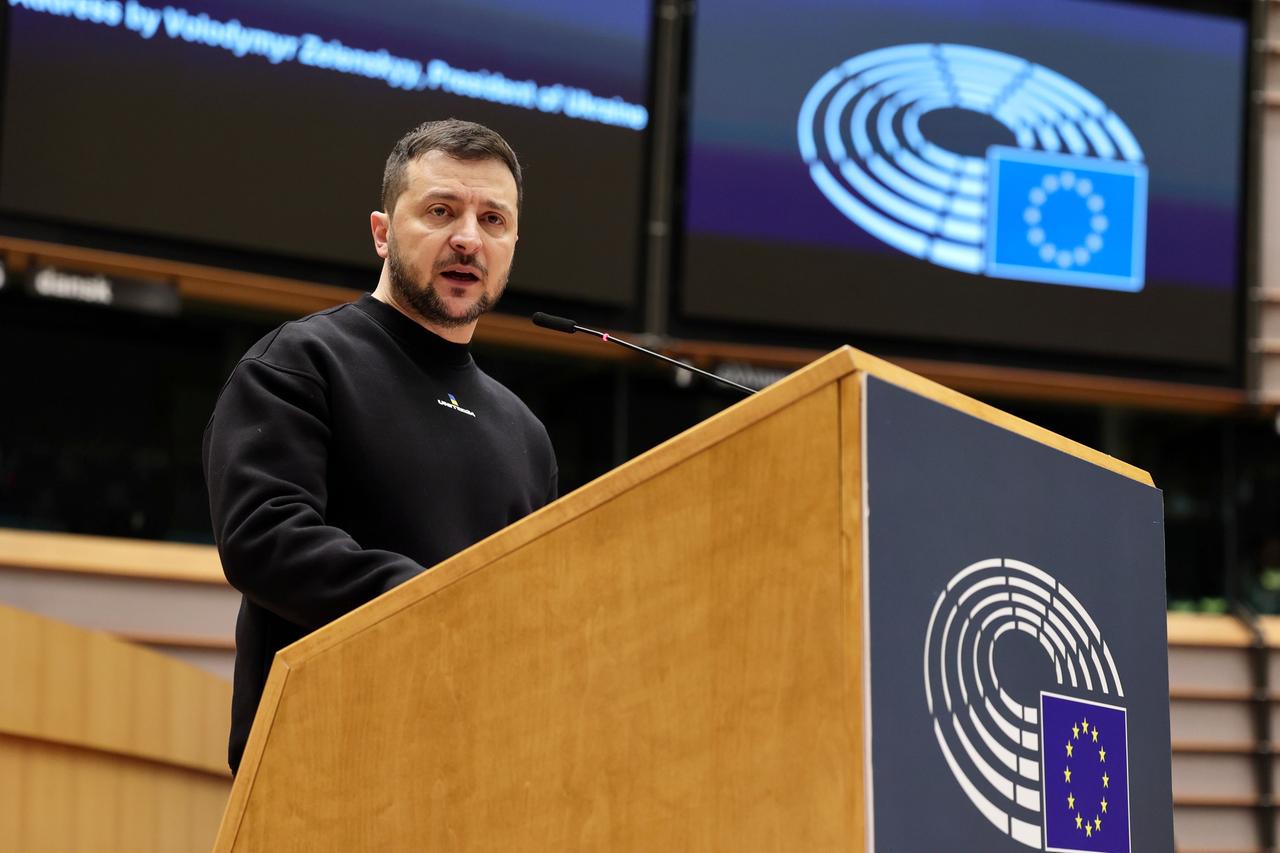 Der ukrainische Präsident Selenskyj steht an einem Rednerpult im EU-Parlament. Der ukrainische Präsident Selenskyj steht an einem Rednerpult im EU-Parlament.
