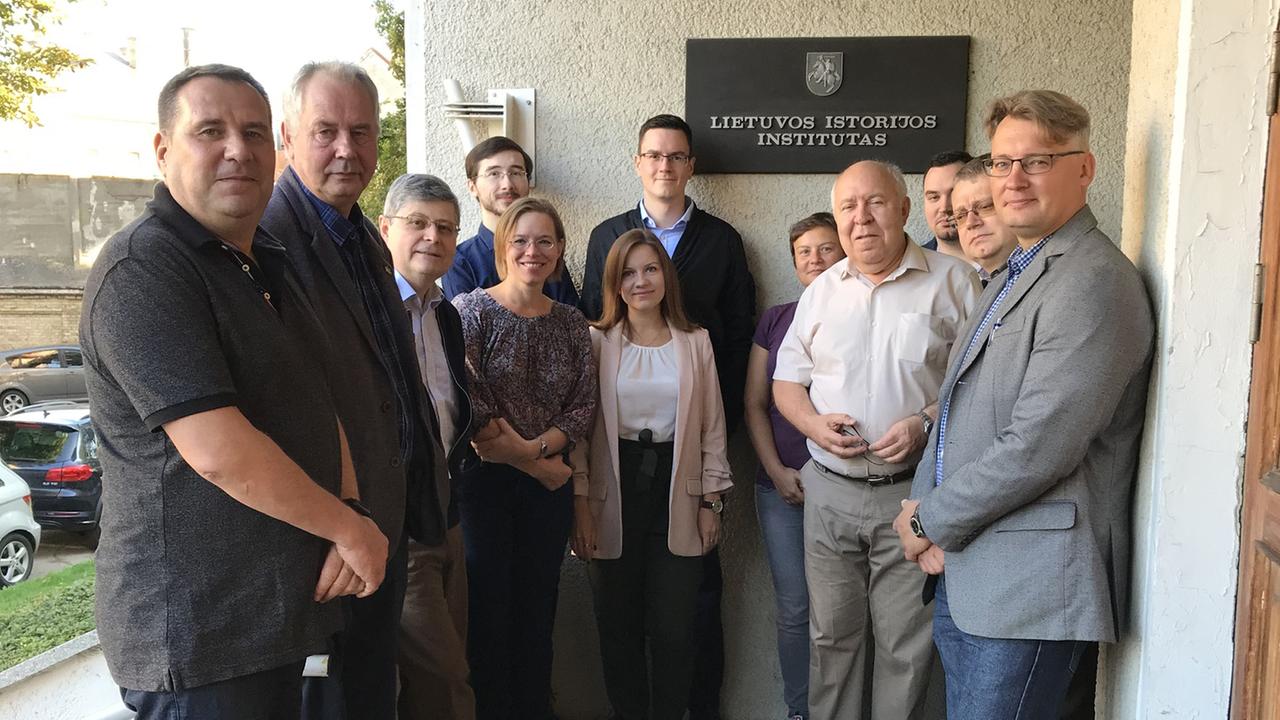 Die Historikerinnen und Historiker des Forschungsprojekts "Gewalt gegen Zivilisten an der Ostfront des Zweiten Weltkriegs“ bei einem Treffen in der litauischen Hauptstadt Vilnius im September 2019. (auf dem Bild die fünfte von rechts, halb verdeckt: Olena Lysenko) Die Historikerinnen und Historiker des Forschungsprojekts "Gewalt gegen Zivilisten an der Ostfront des Zweiten Weltkriegs“ bei einem Treffen in der litauischen Hauptstadt Vilnius im September 2019. (auf dem Bild die fünfte von rechts, halb verdeckt: Olena Lysenko)