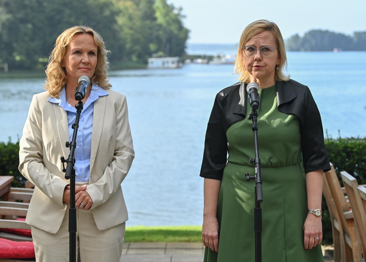 Steffi Lemke (l., Grüne), Bundesumweltministerin und ihre polnische Amtskollegin Anna Moskwa sprechen vor Beginn des Deutsch-Polnischen Umweltrats über die Situation am Fluss Oder