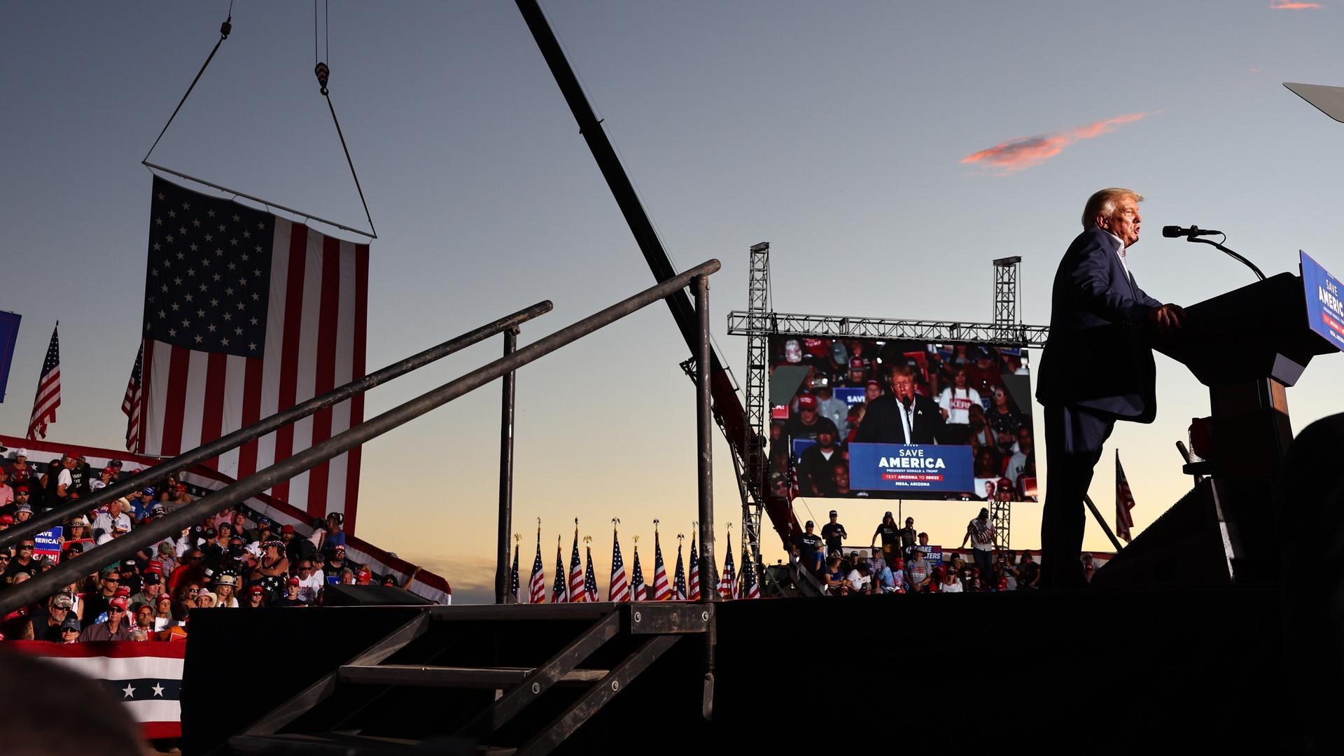 Der ehemalige US-Präsident Donald Trump spricht während einer Wahlkampfveranstaltung am 09. Oktober 2022 in Mesa, Arizona. Trump warb für die Gouverneurskandidatin Kari Lake für Zwischenwahlen am 8. November. 