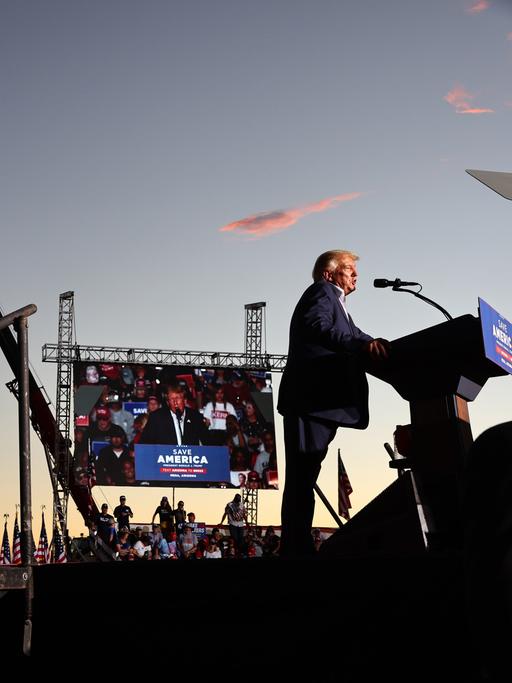 Der ehemalige US-Präsident Donald Trump spricht während einer Wahlkampfveranstaltung am 09. Oktober 2022 in Mesa, Arizona. Trump warb für die Gouverneurskandidatin Kari Lake für Zwischenwahlen am 8. November. 
