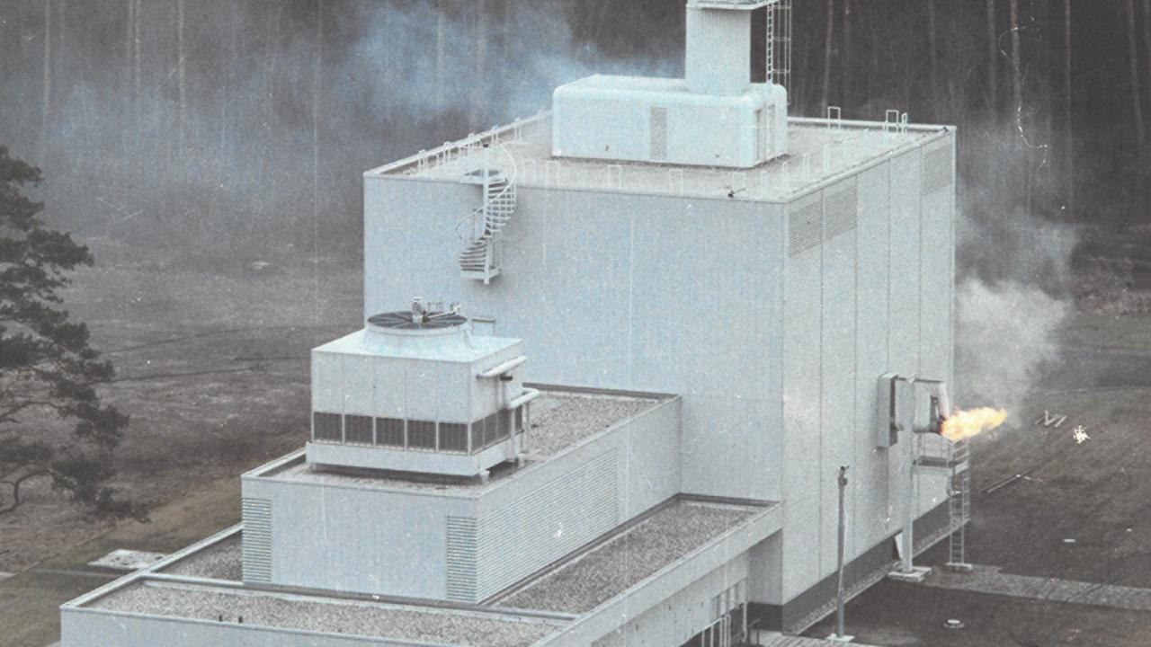 Abbildung eines Kernforschungszentrums aus dessen Seite Feuer austritt