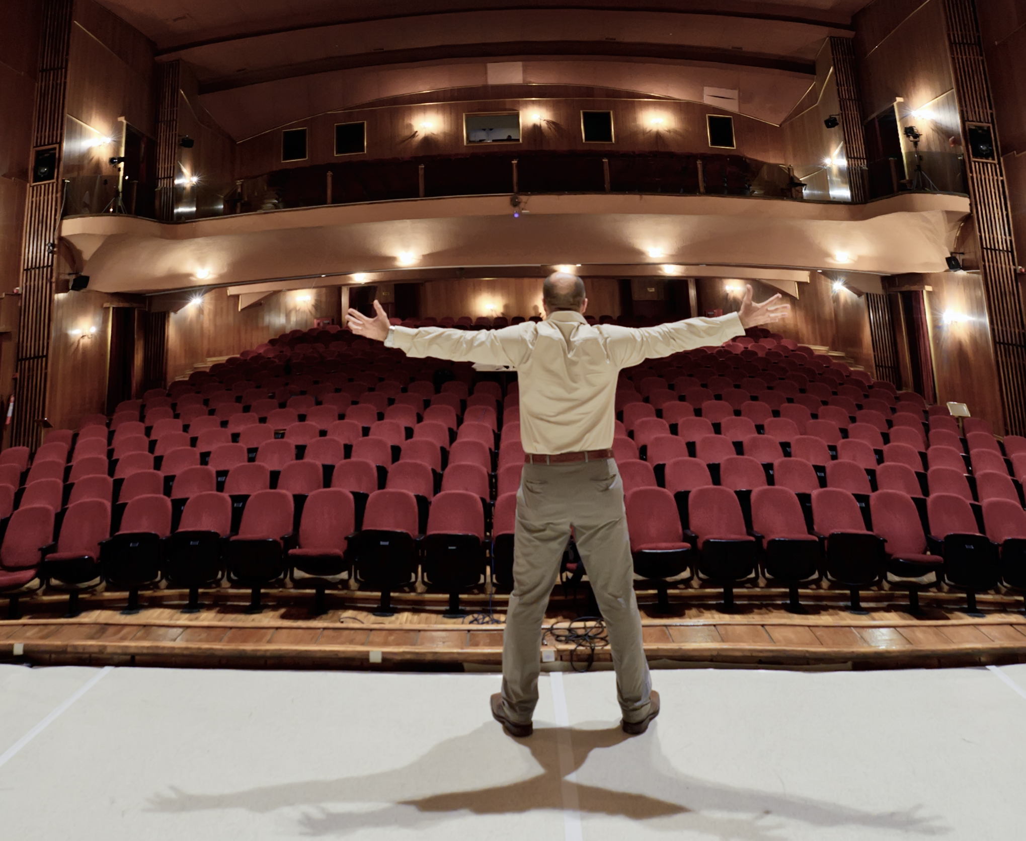 Зрительный зал и сцена в театре. В пустом зале. Пустой зрительный зал. Зрители в зале. Пустой зал.