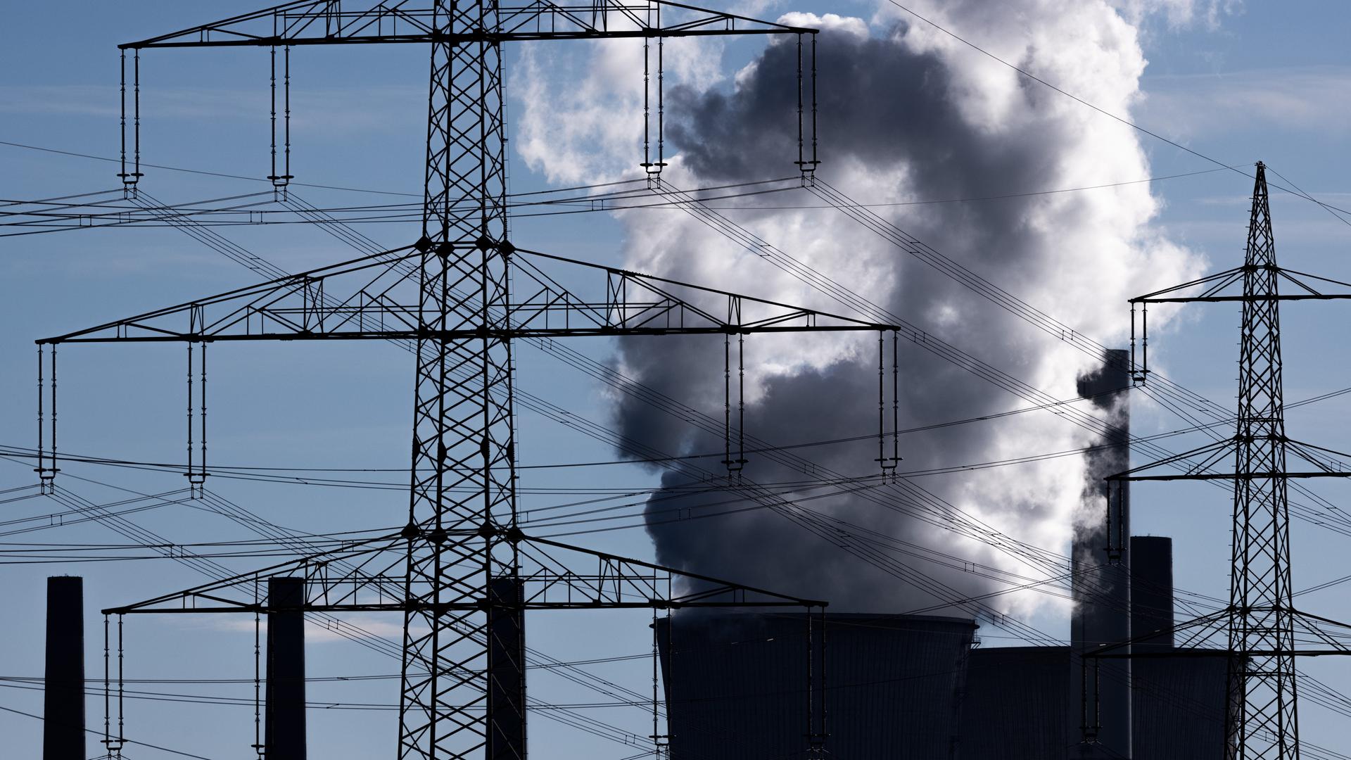 Blick auf das RWE-Kohlekraftwerk Neurath mit unter anderem dem Kraftwerksblock C. Braunkohlekraftwerke aus Reserve sollen länger am Netz bleiben dürfen. Blick auf das RWE-Kohlekraftwerk Neurath mit unter anderem dem Kraftwerksblock C. Braunkohlekraftwerke aus Reserve sollen länger am Netz bleiben dürfen.