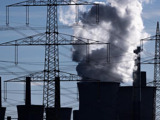 Blick auf das RWE-Kohlekraftwerk Neurath mit unter anderem dem Kraftwerksblock C. Braunkohlekraftwerke aus Reserve sollen länger am Netz bleiben dürfen. 