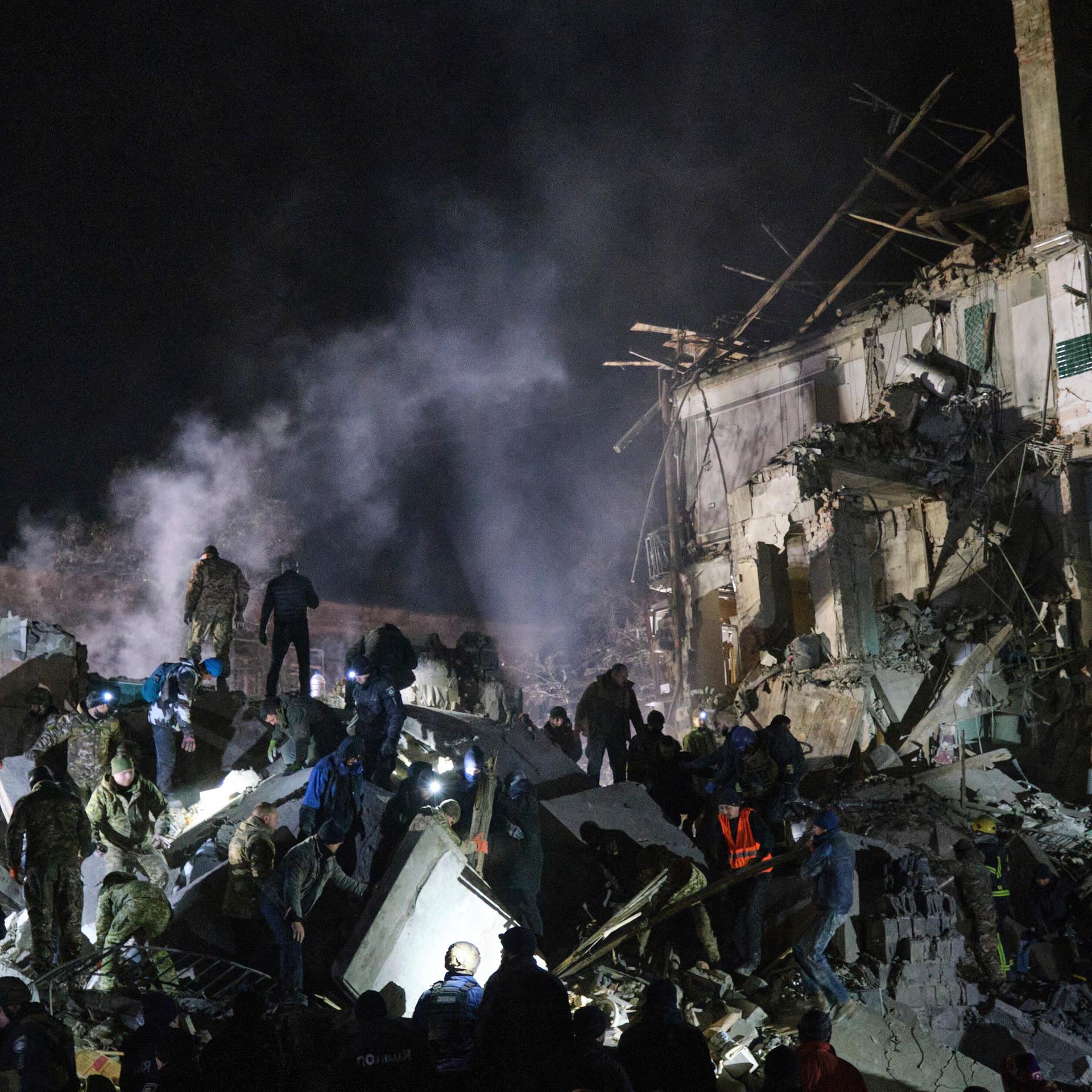 Rettungskräfte und Anwohner durchsuchen die Trümmer eines von einer Rakete zerstörten Hauses in Kramatorsk in der Ukraine.