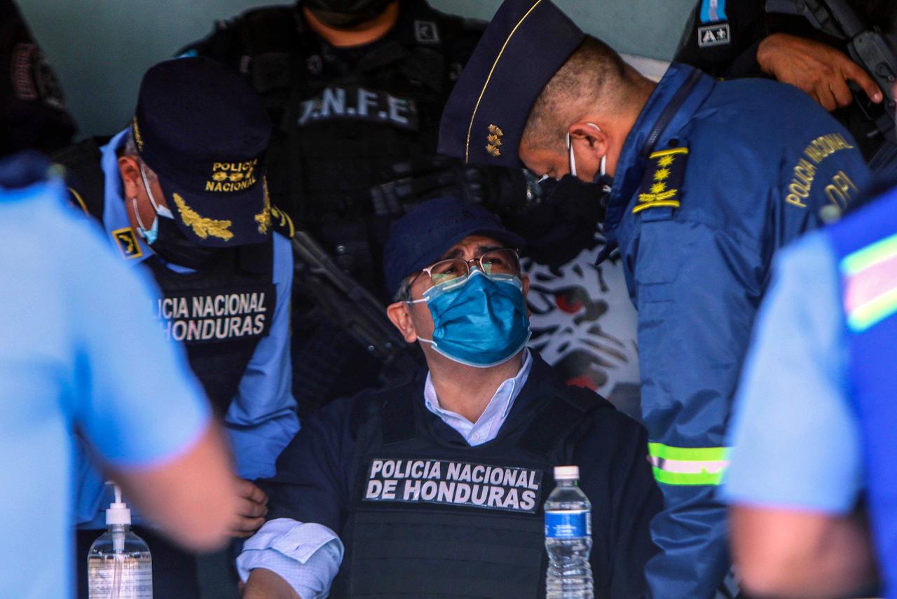 Juan Orlando Hernández (M), Ex-Präsident von Honduras, spricht mit Polizeibeamten nach seiner Festnahme in seinem Haus. Juan Orlando Hernández (M), Ex-Präsident von Honduras, spricht mit Polizeibeamten nach seiner Festnahme in seinem Haus.