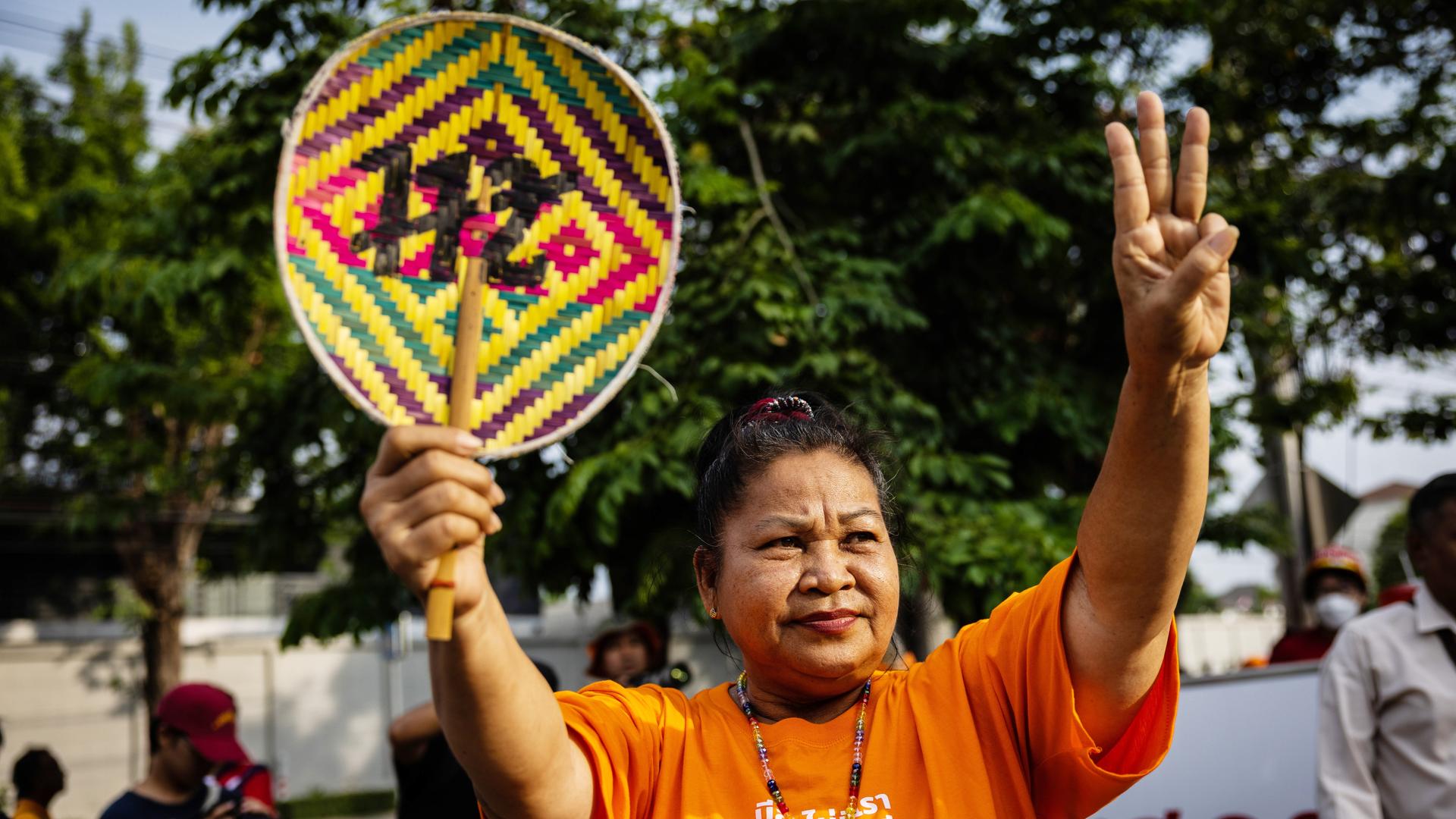 Eine thailändischer "Pro-Demokratie" Protest. Eine Frau hält drei Finger in die Luft, 23.Mai 2023 in Bangkok.