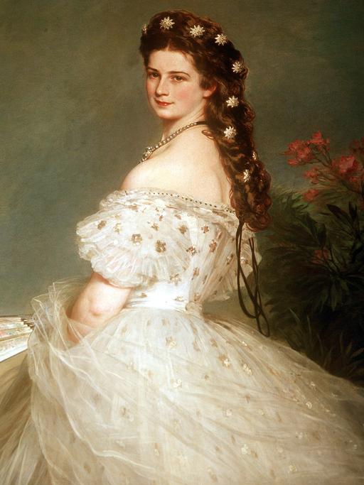 Ein großformatiges Ölgemälde von Franz Xaver Winterhalter zeigt Kaiserin Elisabeth von Österreich-Ungarn, genannt Sisi. Sie trägt ein helles, schulterfreies festliches Kleid mit weitem Rock.