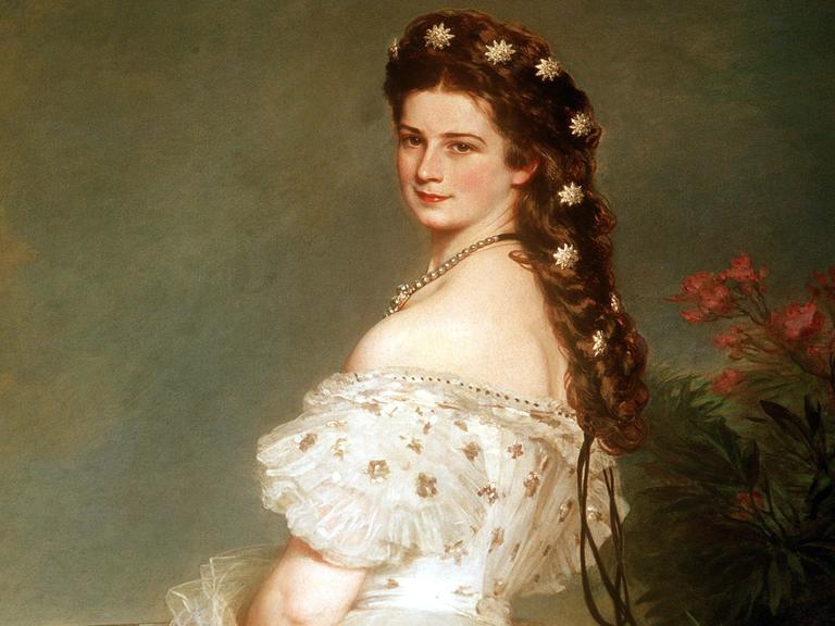Ein großformatiges Ölgemälde von Franz Xaver Winterhalter zeigt Kaiserin Elisabeth von Österreich-Ungarn, genannt Sisi. Sie trägt ein helles, schulterfreies festliches Kleid mit weitem Rock.