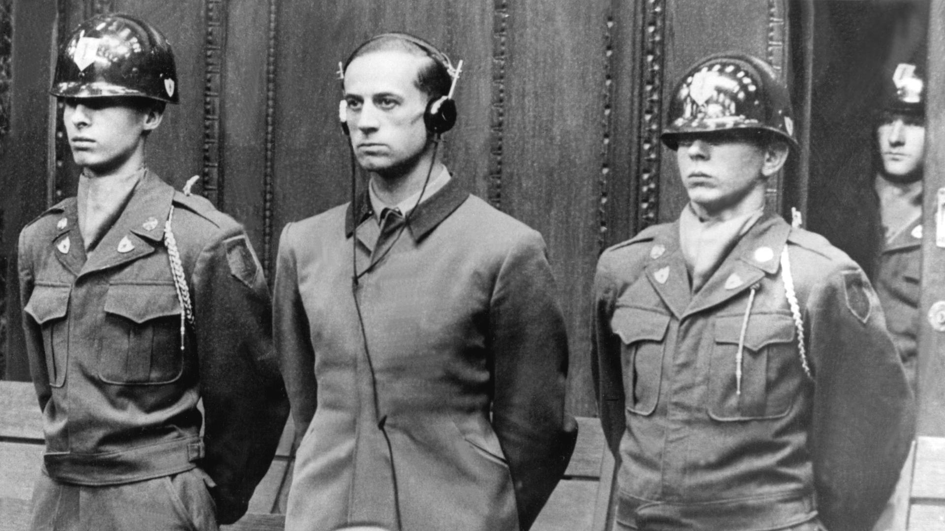 Karl Brandt (Mitte) persönlicher Arzt Adolf Hitlers und Hauptangeklagter im Nürnberger Ärzteprozess" während der Urteilsverkündung am 21. November 1947 Karl Brandt (Mitte) persönlicher Arzt Adolf Hitlers und Hauptangeklagter im Nürnberger Ärzteprozess" während der Urteilsverkündung am 21. November 1947