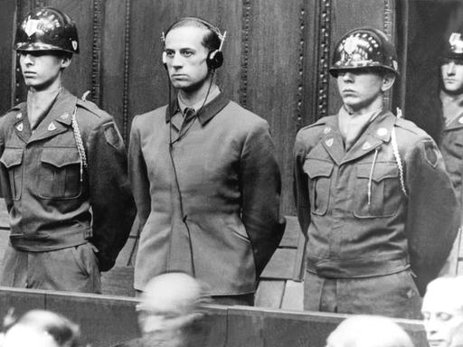  Karl Brandt (Mitte) persönlicher Arzt Adolf Hitlers und Hauptangeklagter im Nürnberger Ärzteprozess" während der  Urteilsverkündung am 21. November 1947