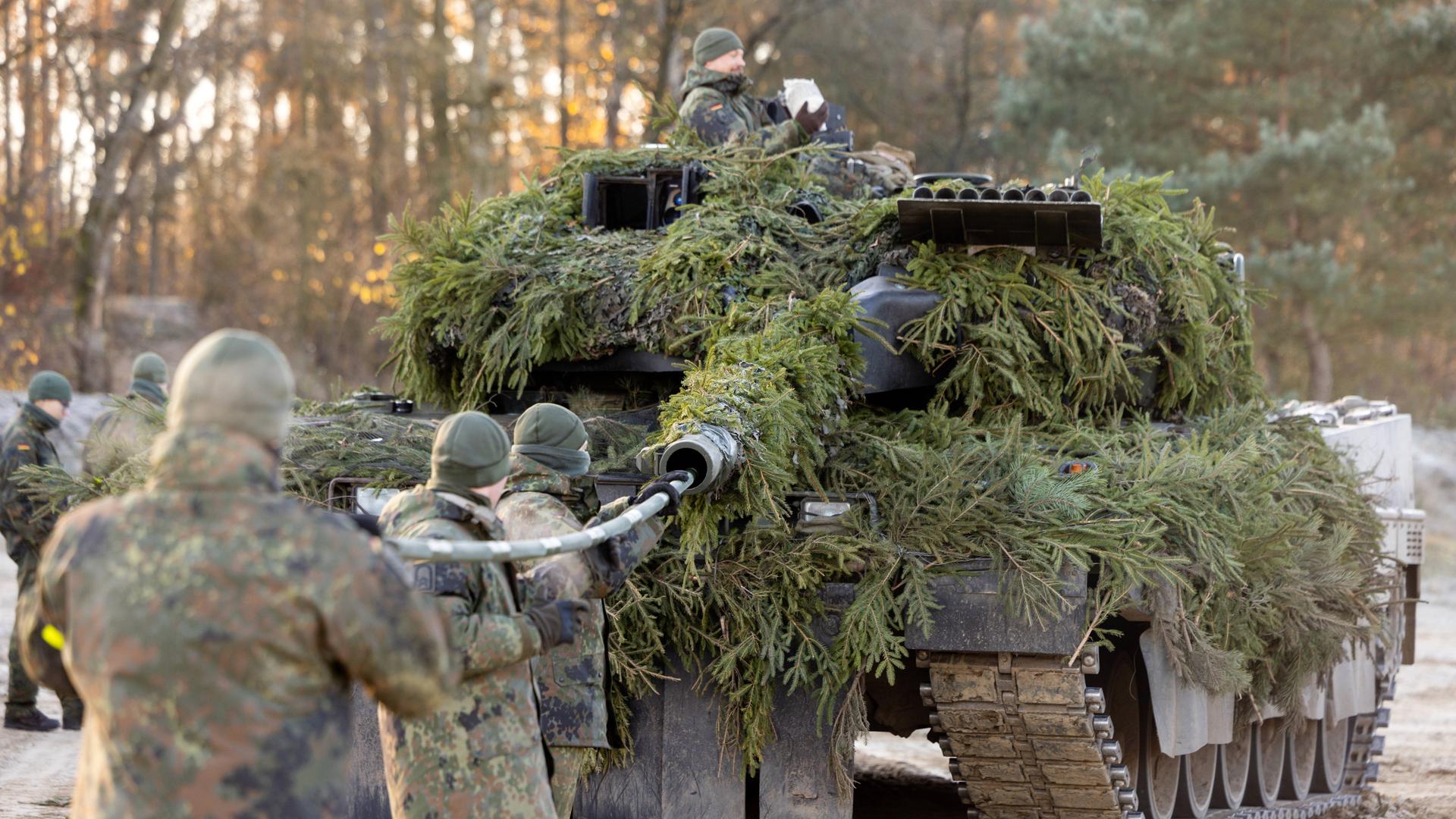 Schnelle Eingreiftruppe der NATO: Soldaten des Panzerbataillons 393, stationiert in Bad Frankenhausen, trainieren mit ihren Kampfpanzern Leopard 2 A7V auf dem Truppenübungsplatz Munster. Schnelle Eingreiftruppe der NATO: Soldaten des Panzerbataillons 393, stationiert in Bad Frankenhausen, trainieren mit ihren Kampfpanzern Leopard 2 A7V auf dem Truppenübungsplatz Munster.