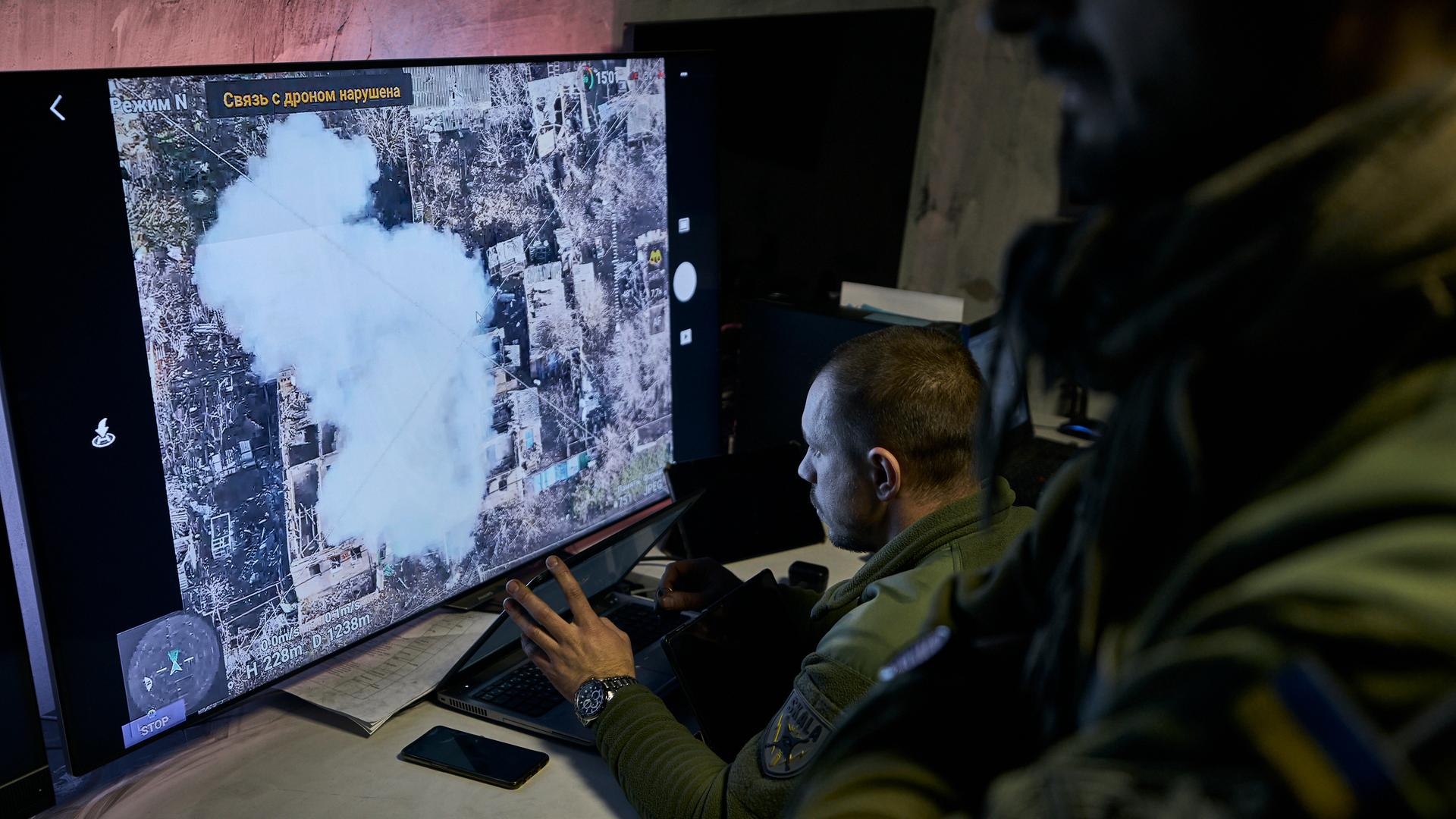 Ein ukrainischer Soldat beobachtet auf einem Bildschirm in einer unterirdischen Stellung in Bachmut die Aufnahmen einer Drohne