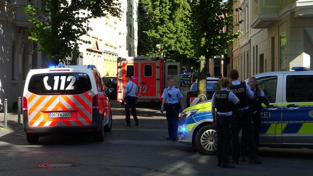 Polizeibeamte sichern einen Einsatzort in der Holsteiner Straße. Ein 16-Jähriger ist durch mehrere Schüsse von Polizisten tödlich verletzt worden