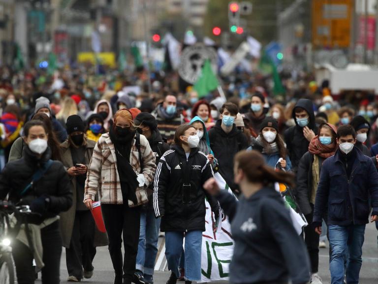 Jugendliche demonstrieren auf der Straße für mehr Klimaschutz.