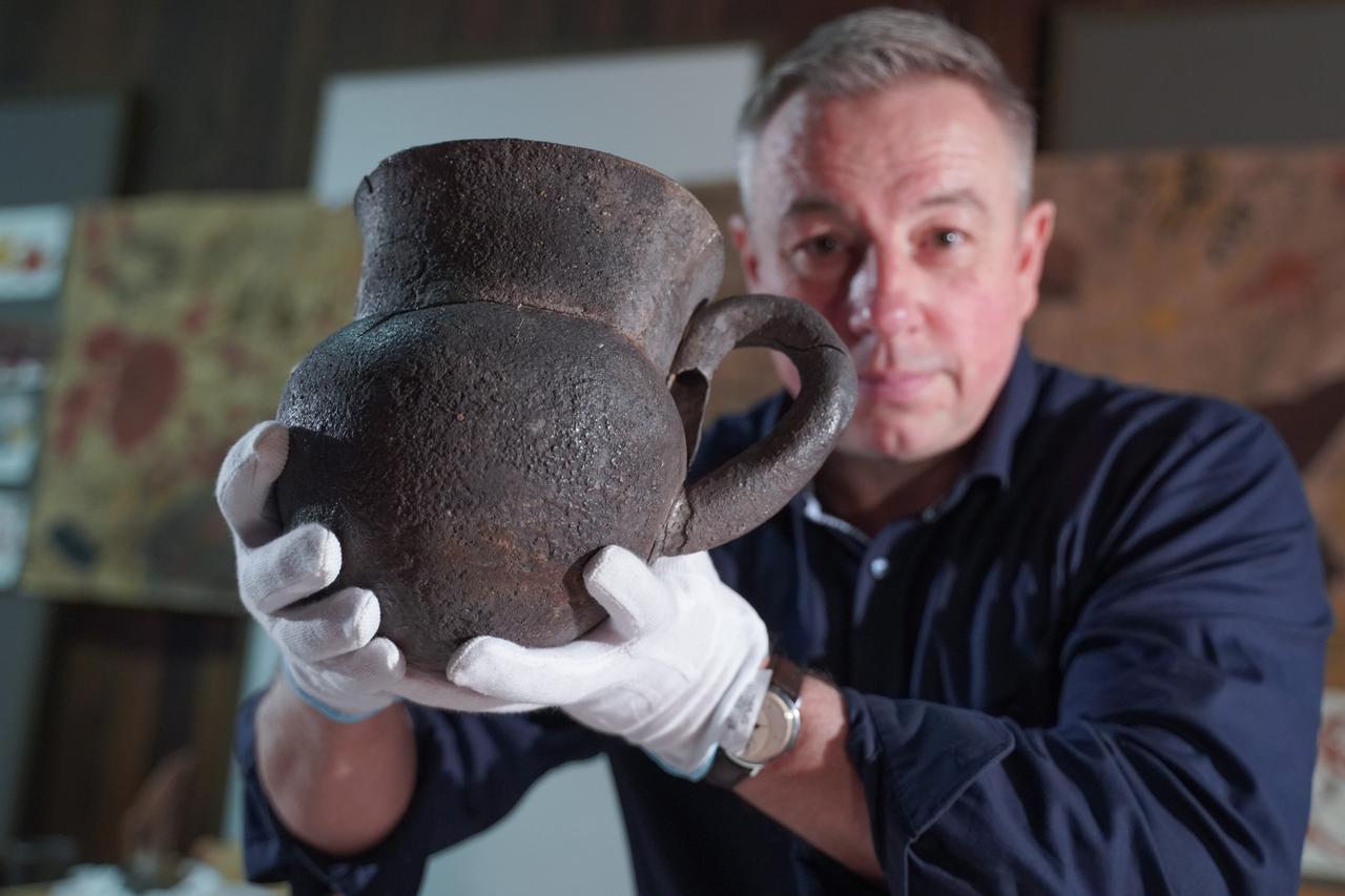 Matthias Wemhoff, Direktor des Museums für Vor- und Frühgeschichte, zeigt eine Silbervase, die von Heinrich Schliemann in Troja gefunden wurde. Matthias Wemhoff, Direktor des Museums für Vor- und Frühgeschichte, zeigt eine Silbervase, die von Heinrich Schliemann in Troja gefunden wurde.