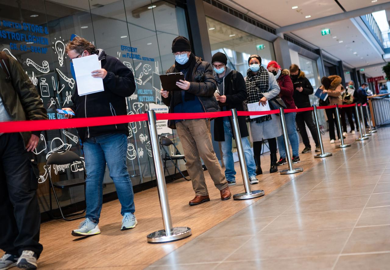 Menschen stehen vor dem Impfzentrum im Einkaufszentrum Aachen-Arkaden an. Menschen stehen vor dem Impfzentrum im Einkaufszentrum Aachen-Arkaden an.