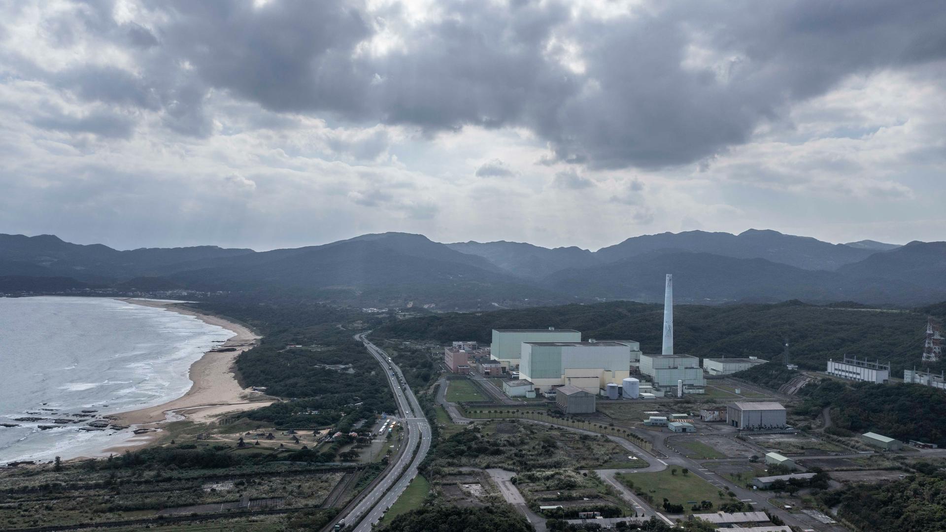 Luftaufnahme vom Kernkraftwerk mit der Umgebung in Gongliao, 70km entfernt von Taipei/Taiwan.
Luftaufnahme vom Kernkraftwerk mit der Umgebung in Gongliao, 70km entfernt von Taipei/Taiwan.