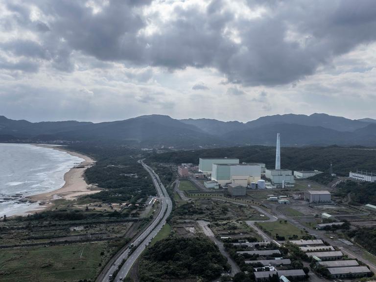 Luftaufnahme vom Kernkraftwerk mit der Umgebung in Gongliao, 70km entfernt von Taipei/Taiwan.


