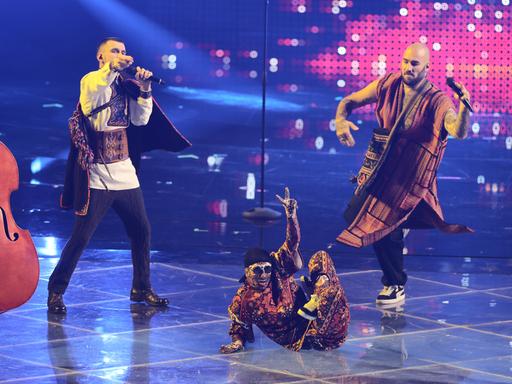 Das "Kalush Orchestra" aus der Ukraine performt mit dem Titel "Stefania" beim ersten Halbfinale des Eurovision Song Contest (ESC).
