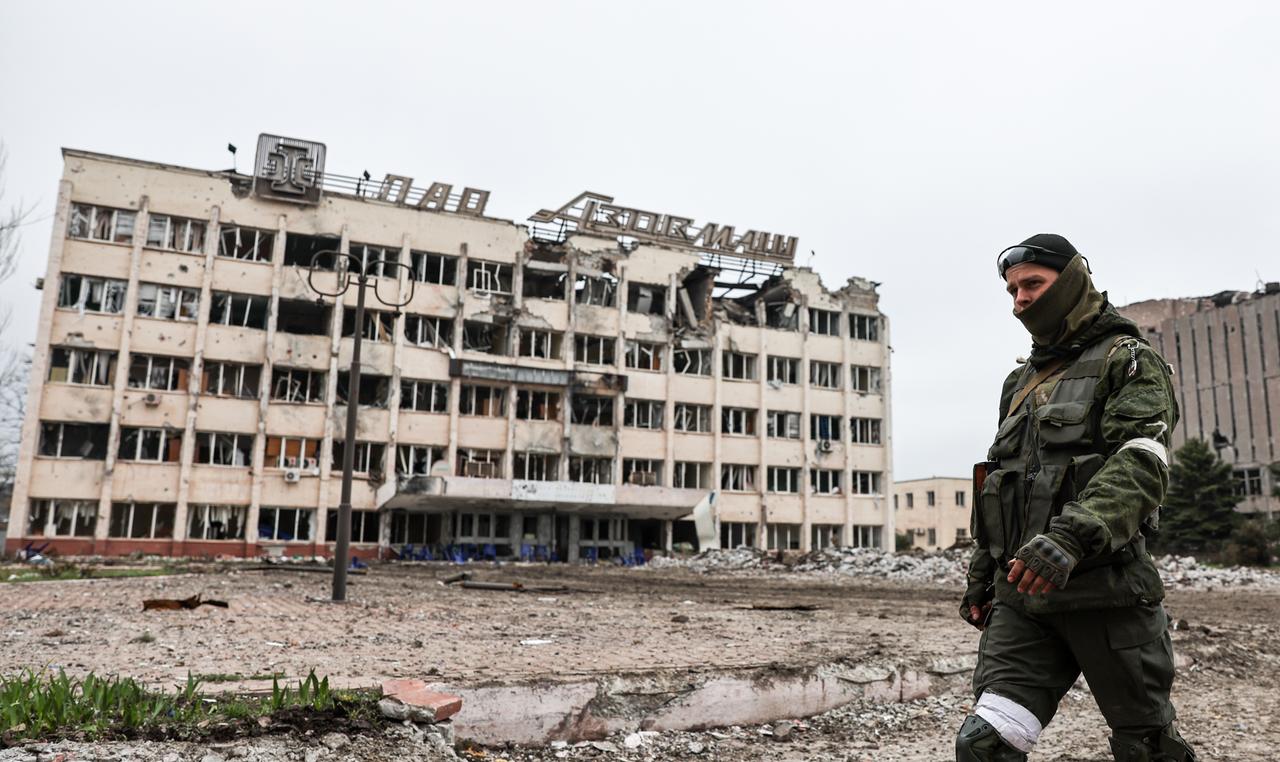 Ein Soldat vor dem Asow-Stahlwerk in Mariupol.