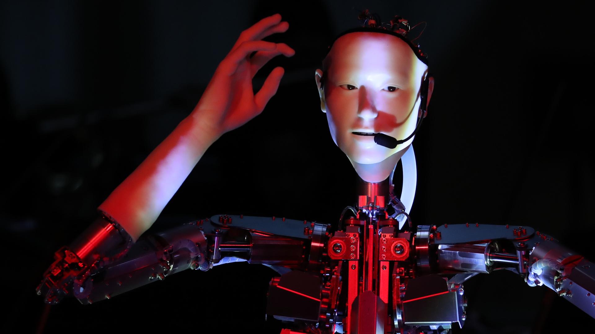 Ein Roboter mit menschlichem Gesicht, menschlichen Händen, aber mechanischen Armen und Körper. Ein Roboter mit menschlichem Gesicht, menschlichen Händen, aber mechanischen Armen und Körper.