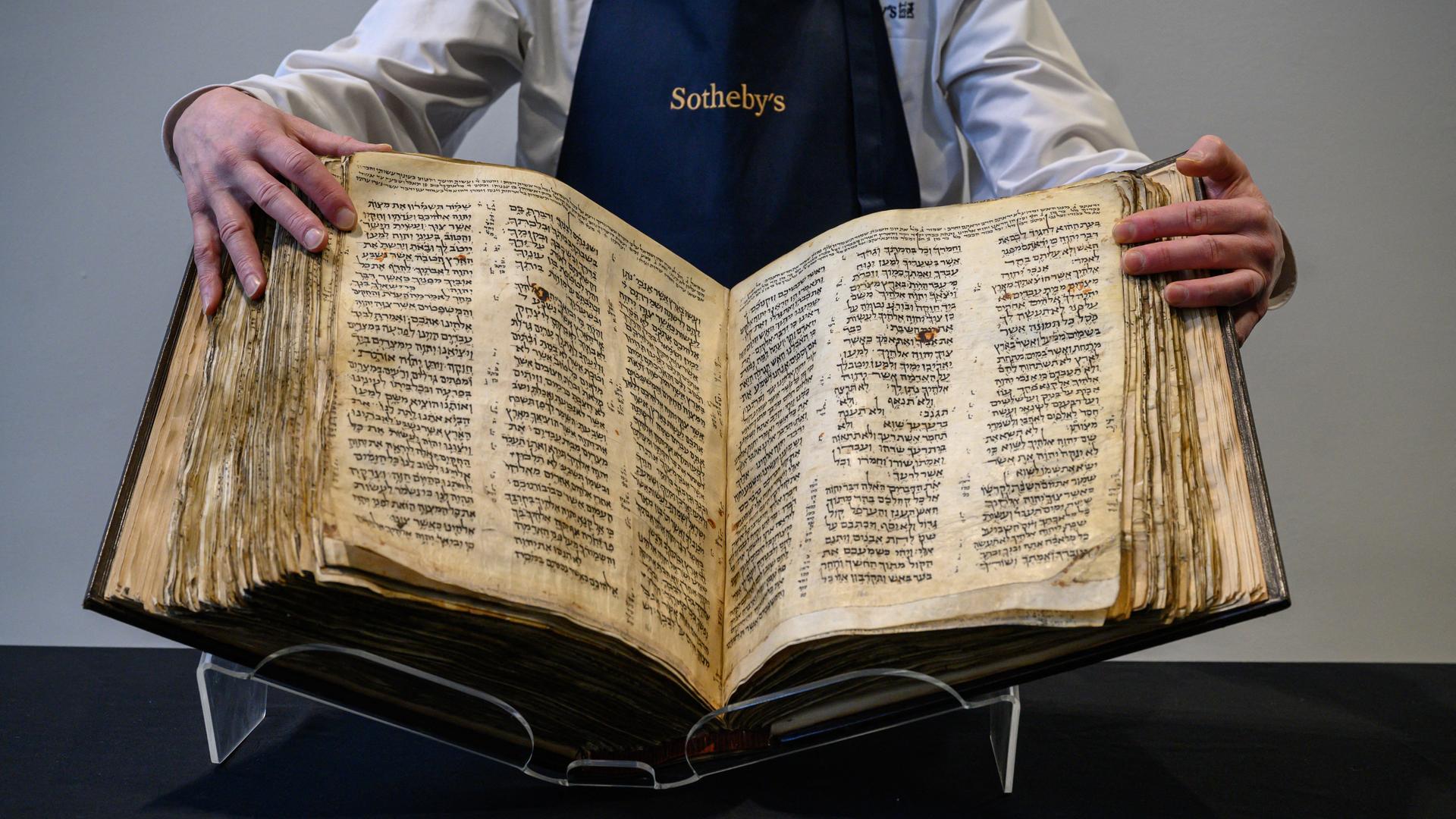 Älteste hebräische Bibelhandschrift für 35 Millionen Euro versteigert