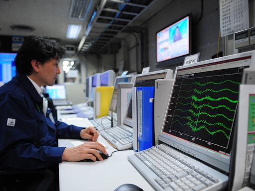 Ein Mitarbeiter der Japan Meteorological Agency zeichnet Erdbebenbewegungen auf
