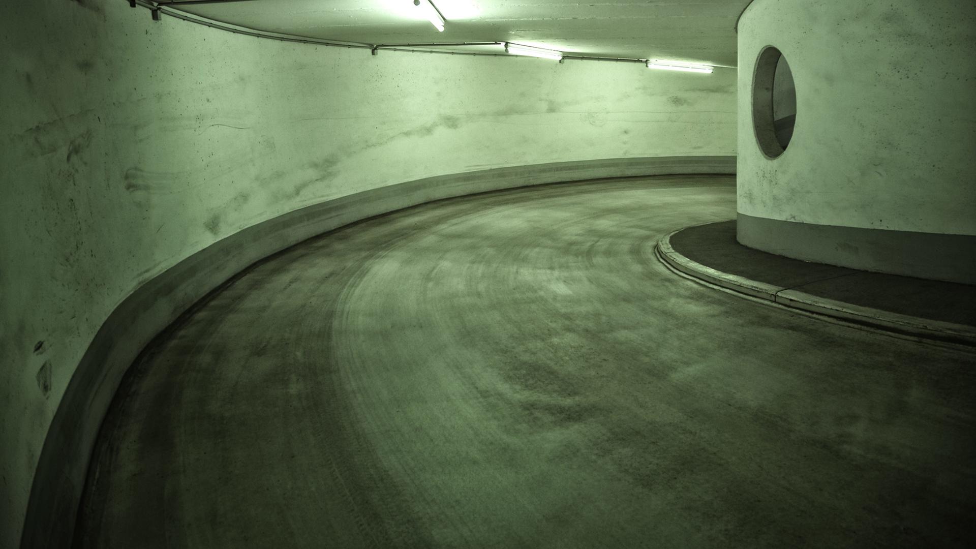 Zufahrt zu einem Parkhaus Zufahrt zu einem Parkhaus