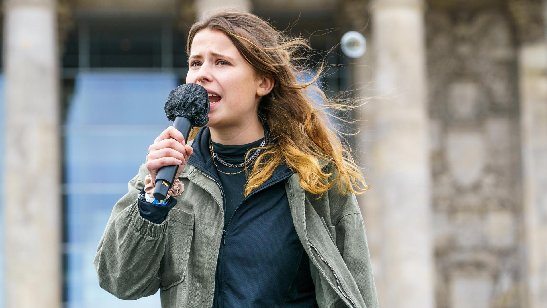 Die Klima-Aktivistin Luisa Neubauer beim Klimastreik 2021 in Berlin Die Klima-Aktivistin Luisa Neubauer beim Klimastreik 2021 in Berlin