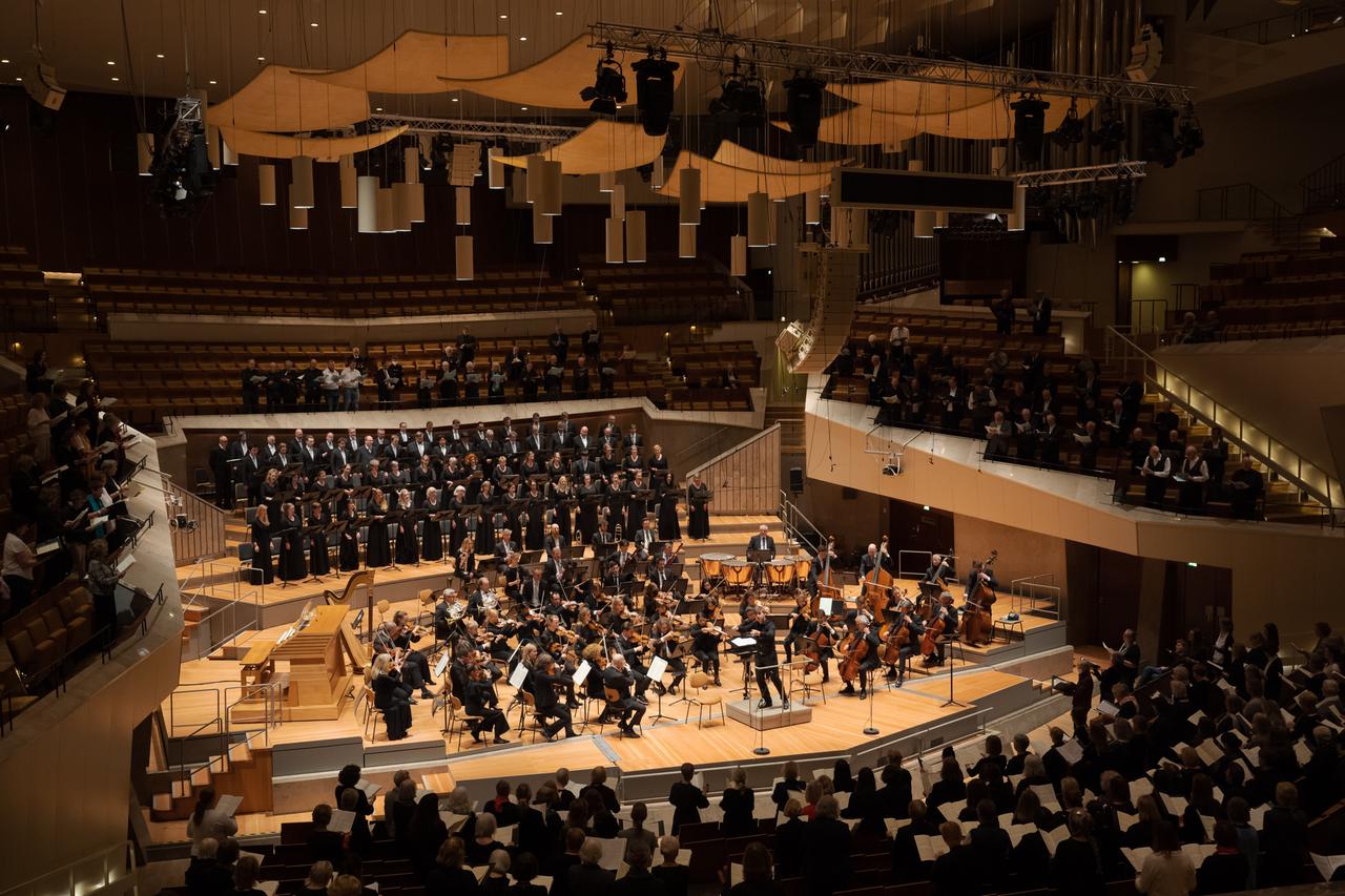 Blick in die voll besetzte Philharmonie Berlin. Blick in die voll besetzte Philharmonie Berlin.