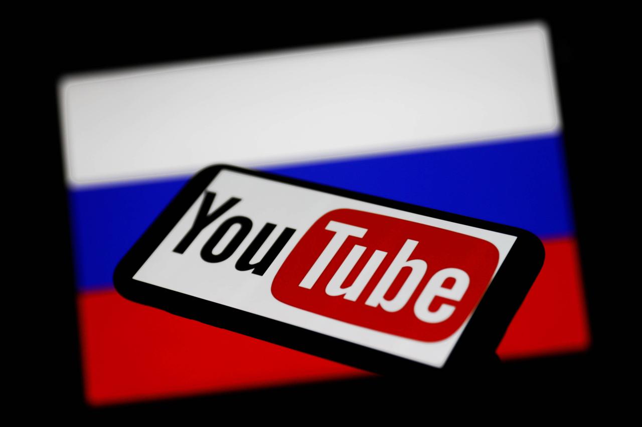 YouTube-Logo vor russischer Flagge.