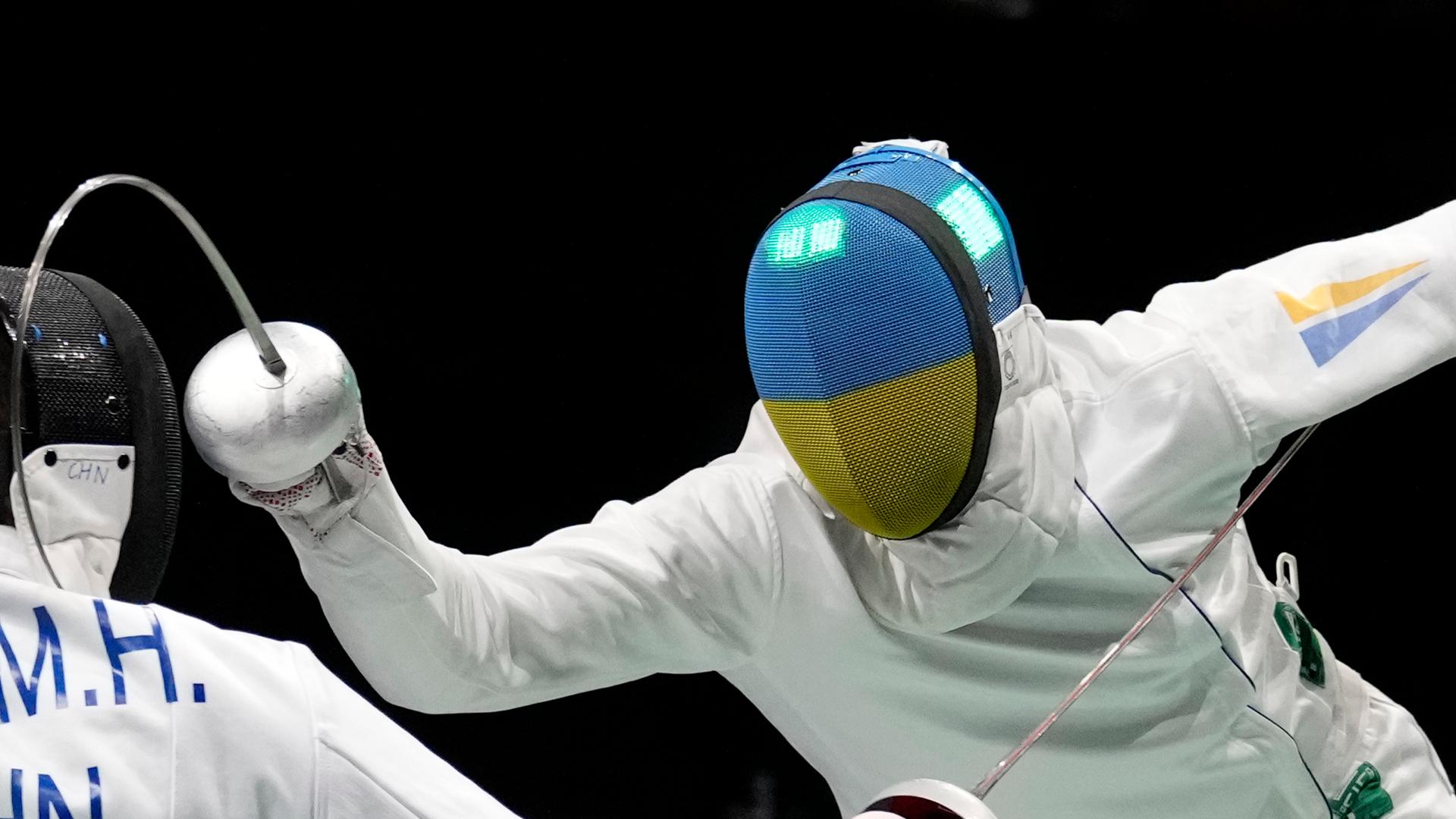 Der ukrainische Fechter Bogdan Nikishin im Einsatz bei den Olympischen Sommerspielen 2020 in Tokio. Der ukrainische Fechter Bogdan Nikishin im Einsatz bei den Olympischen Sommerspielen 2020 in Tokio.